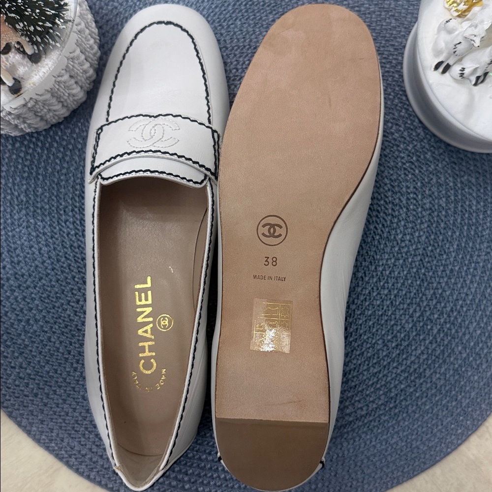 CHANEL White / Ivory and Black Trim Loafers - Picture 5 of 8
